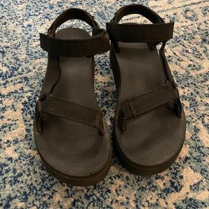 Women’s flatform Teva Sandals, black size 8
